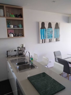 Apartamento premium, 2 quartos, vista para a marina | Cozinha privada | Geladeira grande, micro-ondas, fogão, cooktop