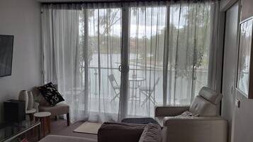 Apartemen Premium, 2 kamar tidur, pemandangan marina | Area keluarga | Televisi layar datar 55-inci dengan saluran TV kabel, TV, dan Netflix