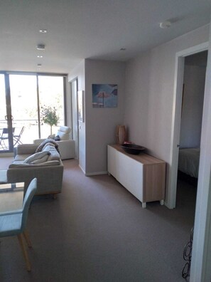 Departamento Premium, 2 habitaciones, vista a la marina | Área de sala de estar | Televisión de pantalla plana de 55 pulgadas con canales por cable 