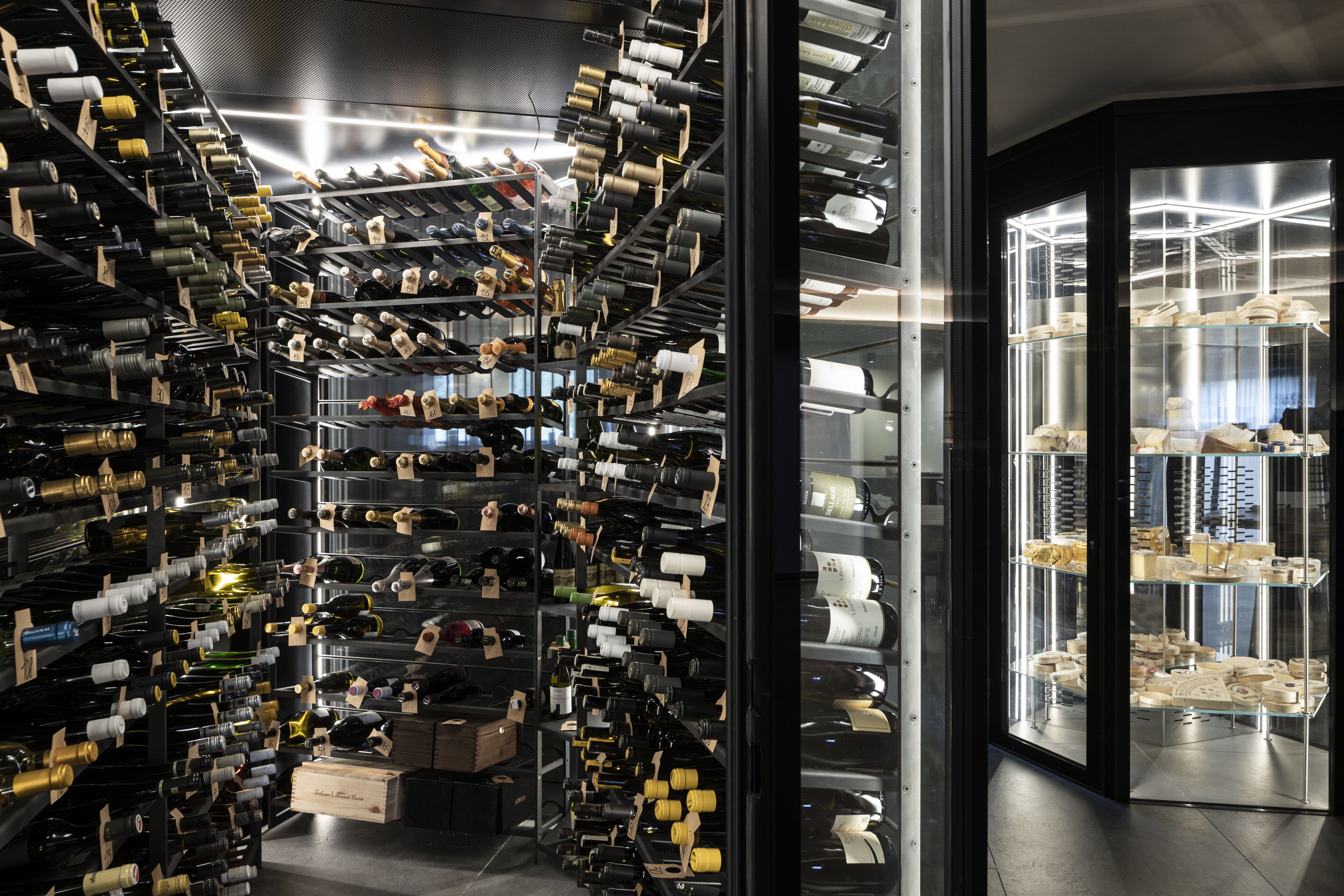 Una bodega con numerosas botellas de vino organizadas en estantes.