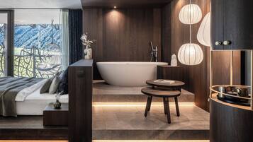 SOULFUL SUITE DEEP RECREATION | Minibar, in-room safe, desk, soundproofing