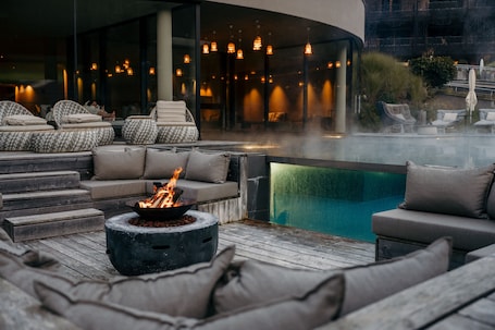 Indoor pool, outdoor pool, pool loungers. SILENA, your soulful hotel - adults only