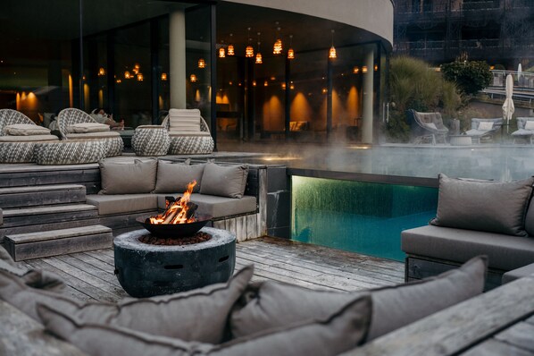 屋内プール、屋外プール、サンラウンジャー