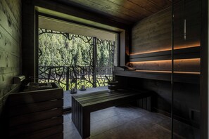 SOULFUL SUITE DEEP RECREATION | バスルーム | シャワー、バスアメニティ (無料)、ヘアドライヤー、バスローブ