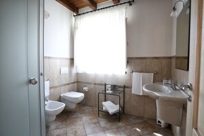 ฝักบัว, ของใช้ในห้องน้ำฟรี, ไดร์เป่าผม (มีให้บริการตามคำขอ)