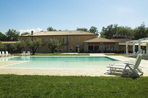 สระว่ายน้ำกลางแจ้งเปิดตามฤดูกาล