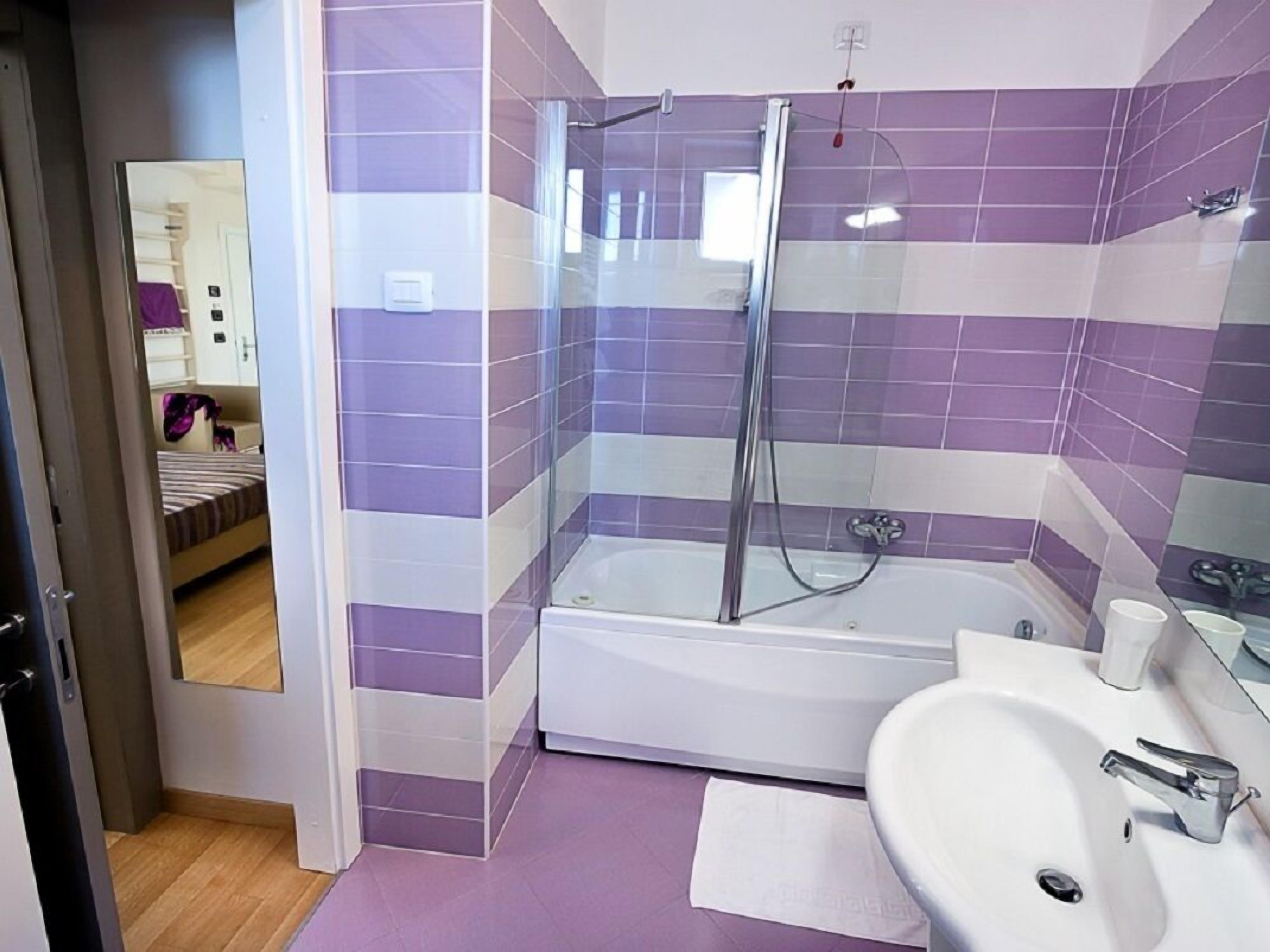 shower, free toiletries, hair dryer, slippers