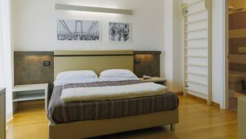 Camera Superior con letto matrimoniale o 2 letti singoli, 1 letto queen | Minibar, una cassaforte in camera, una scrivania, tende oscuranti