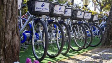 Eine Reihe von Fahrrädern mit Körben und Hinweisen, dass sie zum Fahrradverleihsystem gehören.