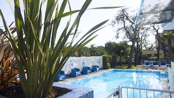 Una piscina al aire libre de temporada