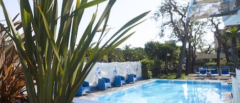 Una piscina al aire libre de temporada