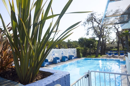 Una piscina al aire libre de temporada