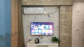 Junior Double Room | Desk, blackout drapes, free WiFi