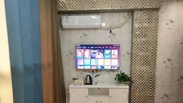 Junior Double Room | Desk, blackout drapes, free WiFi