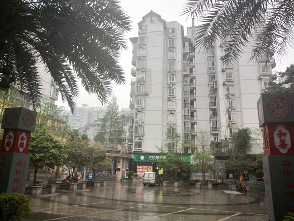 Un immeuble résidentiel à plusieurs étages, doté de balcons et de climatiseurs.