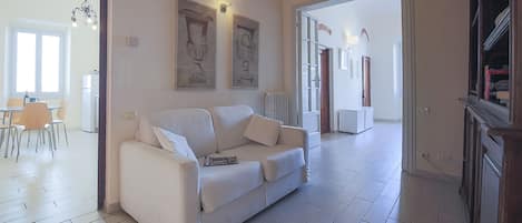 2 bedrooms, iron/ironing board, cots/infant beds, free WiFi