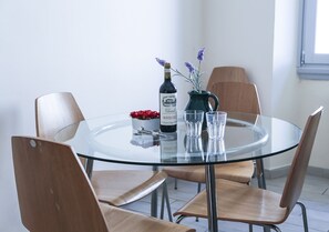 Apartment, 2 Bedrooms | In-room dining