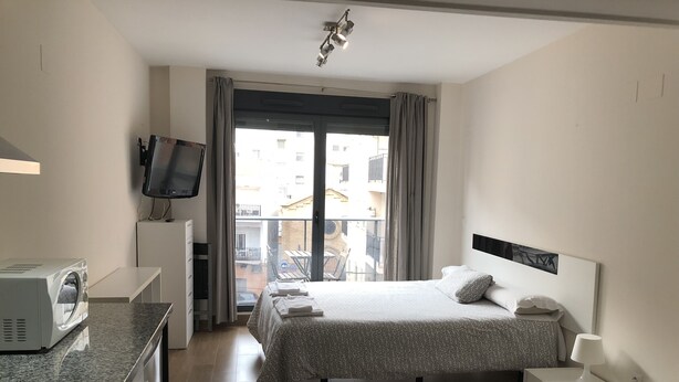 Loft, Balcony | In-room safe, WiFi (free), bed sheets - Hostal Andres (Valencia)