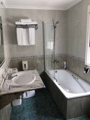 Triple Room | Bathroom | Free toiletries, hair dryer, towels - Hostal Andres (Valencia)