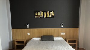Double Room | In-room safe, WiFi (free), bed sheets - Hostal Andres (Valencia)