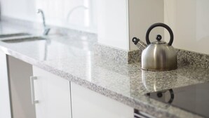 Family Apartment, 2 Bedrooms, Balcony | Private kitchenette - Hostal Andres (Valencia)