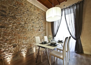 Apartment, 1 Schlafzimmer | Essbereich im Zimmer