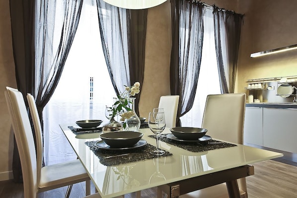 Apartment, 1 Bedroom | In-room dining