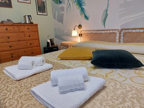 Habitación triple | Edred ón, decoración personalizada, muebles diferentes y escritorio 