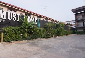 Property grounds - Must Come Boutique Hotel (Phrae)