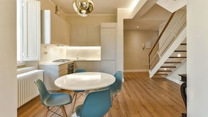 Apartemen, 2 kamar tidur | Makan di kamar