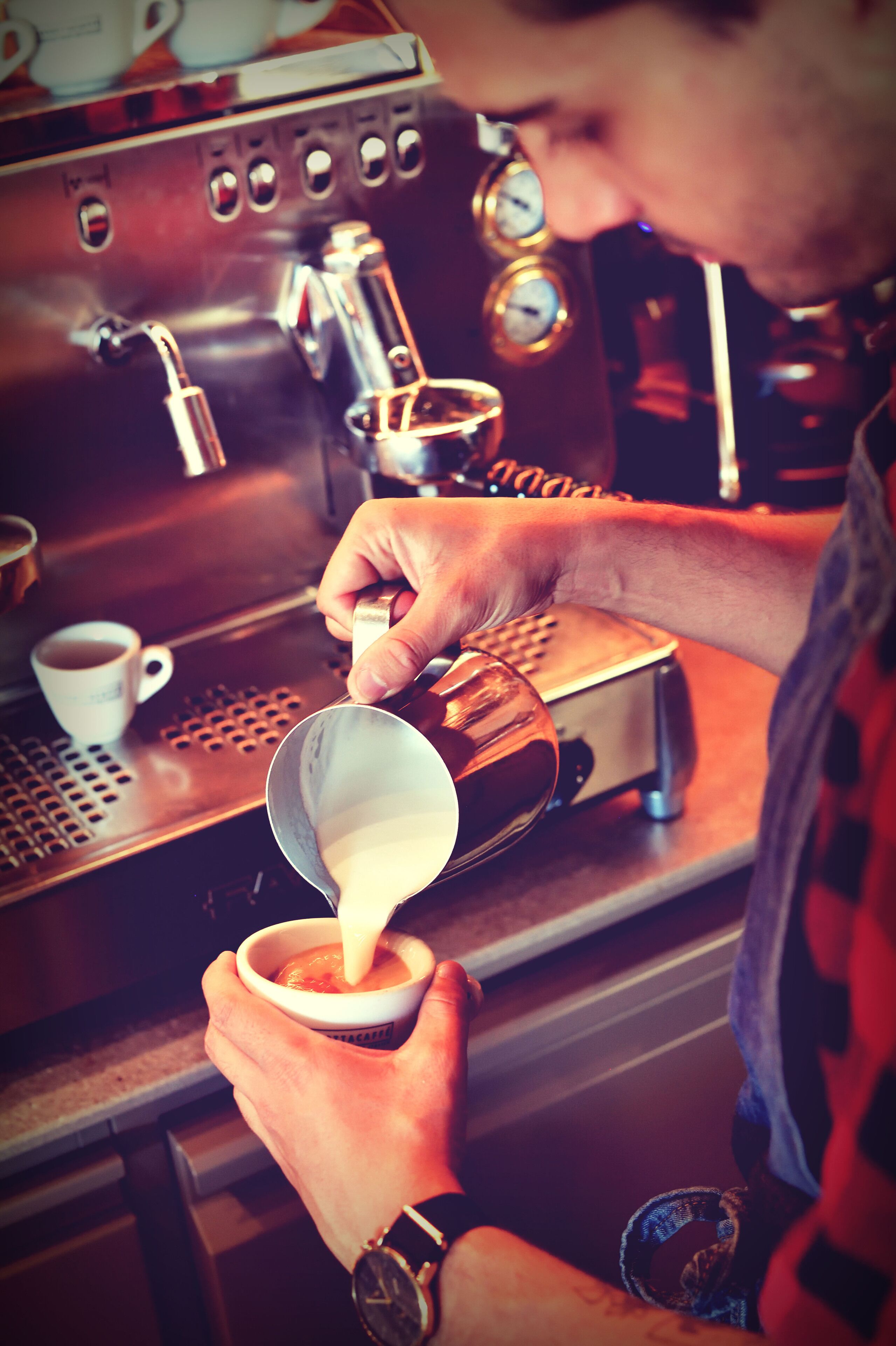 Une personne préparant du café à l'aide d'une machine à café.