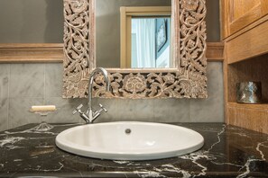 Departamento, 2 habitaciones | Lavabo en el baño