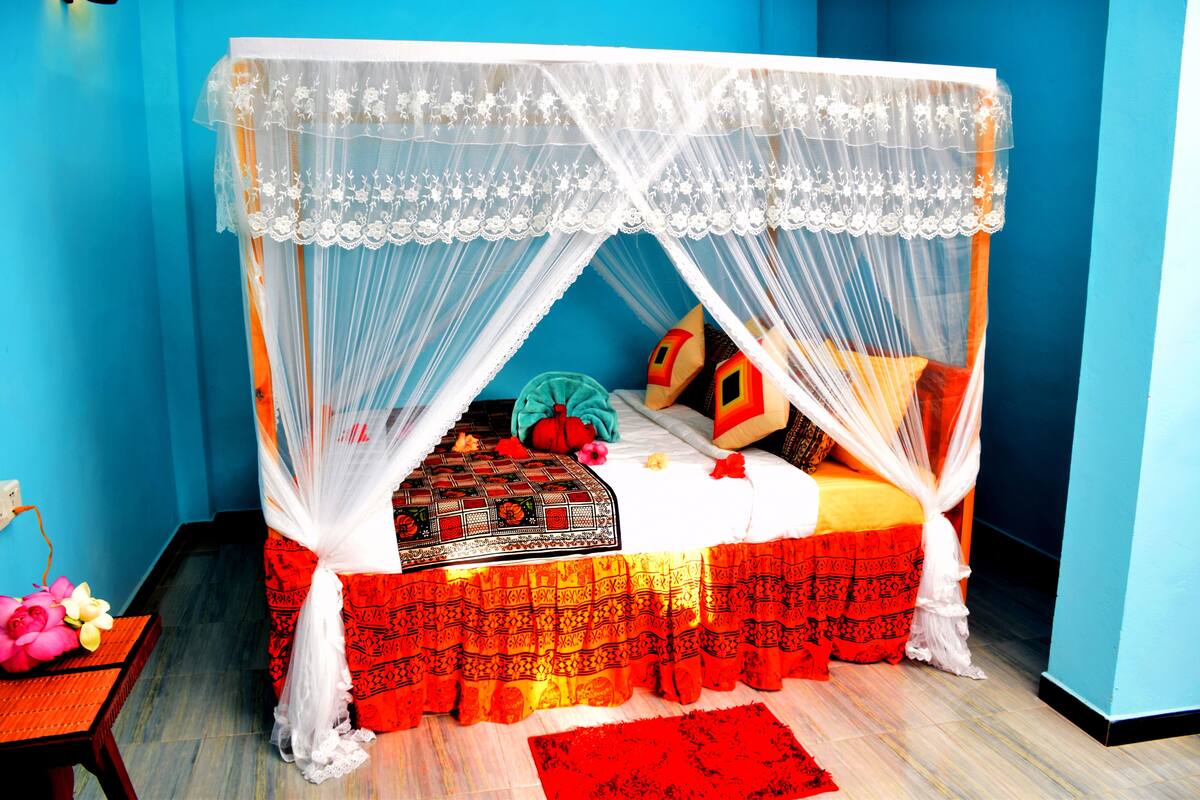 Premium bedding, in-room safe, WiFi (free)
