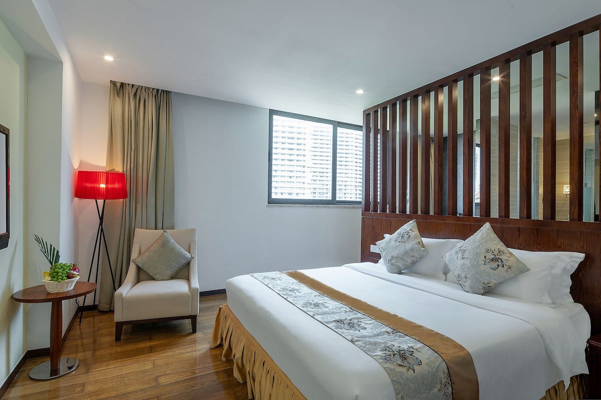 Kamar | Minibar, brankas, meja kerja, dan tirai kedap cahaya