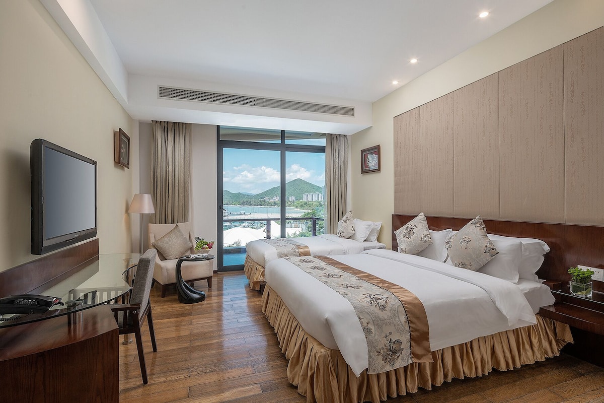 Kamar Keluarga | Minibar, brankas, meja kerja, dan tirai kedap cahaya