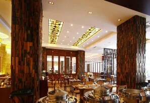 2 nhà hàng, phục vụ bữa sáng 