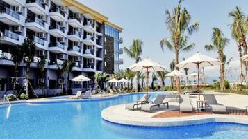 Udendørs pool, åben fra kl. 10.00 til kl. 22.00, liggestole