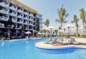 Hồ bơi ngoài trời, mở cửa từ 10:00 đến 22:00, ghế dài tắm nắng 