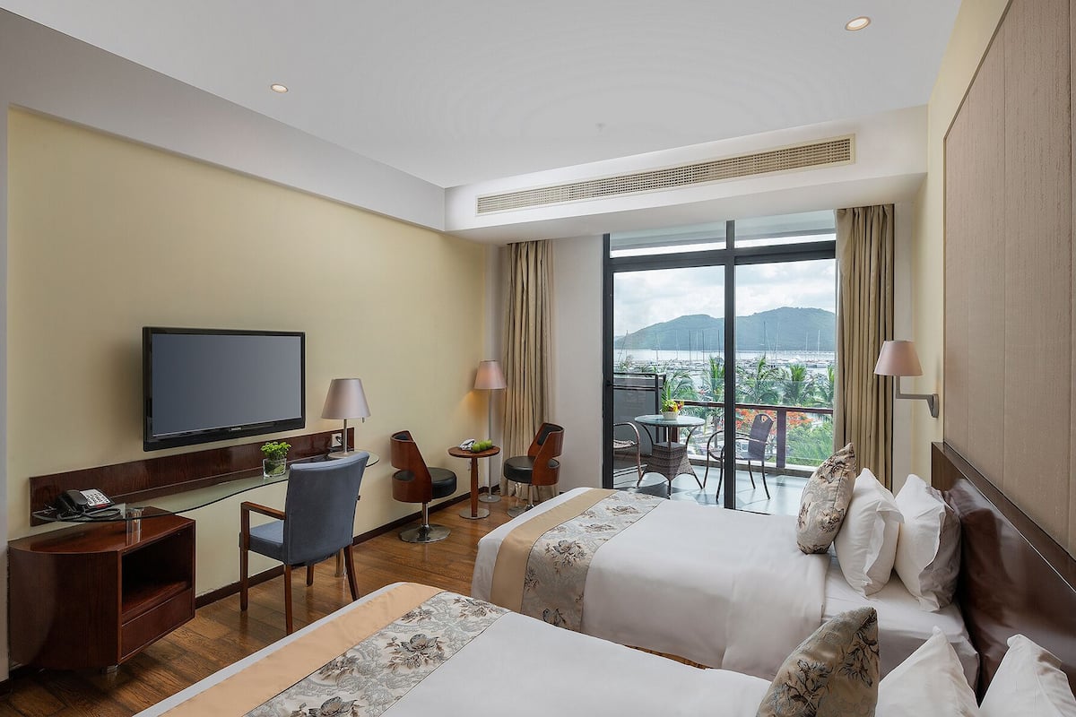 Minibar, brankas, meja kerja, dan tirai kedap cahaya