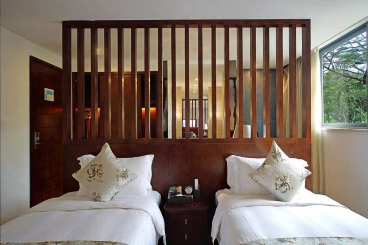 Minibar, brankas, meja kerja, dan tirai kedap cahaya