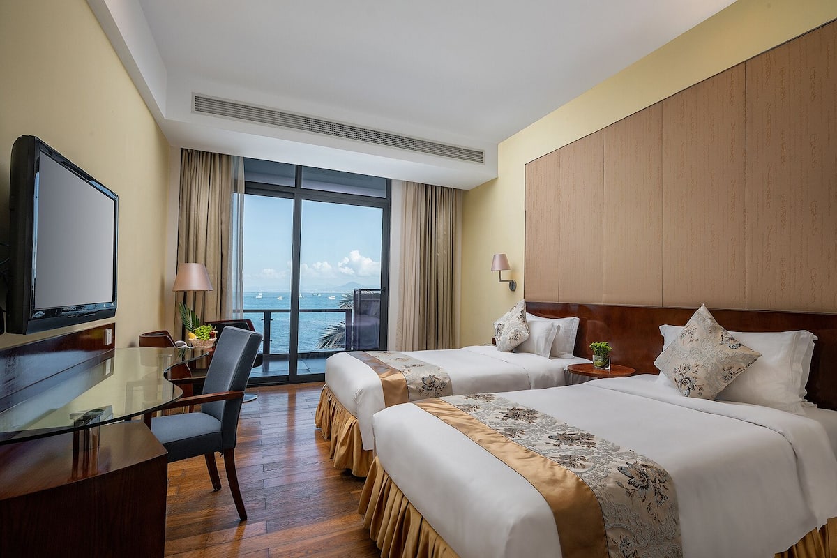 Kamar | Minibar, brankas, meja kerja, dan tirai kedap cahaya