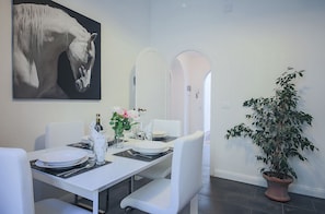 Apartment, 1 Schlafzimmer | Essbereich im Zimmer