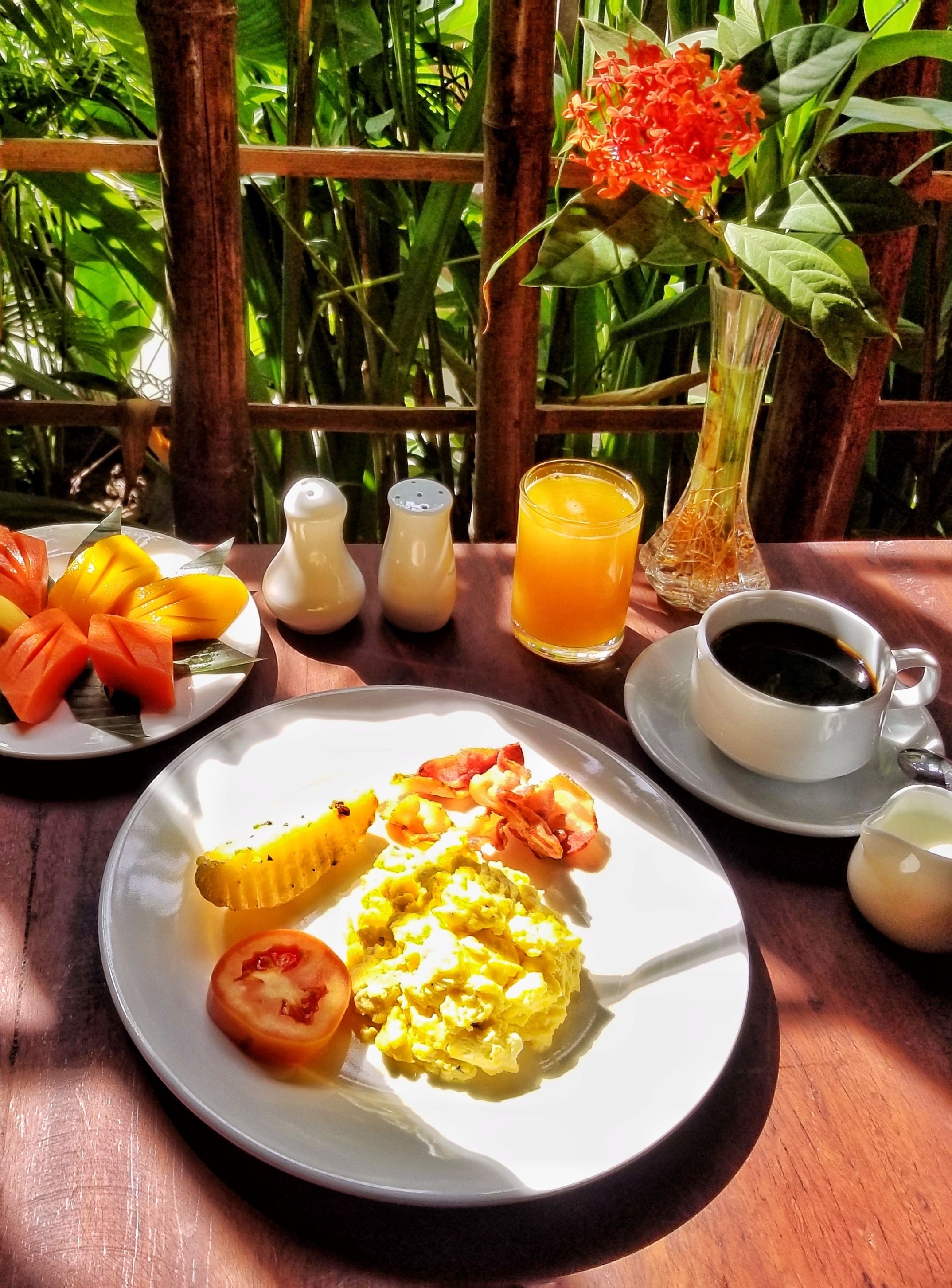 breakfast, lunch and dinner served