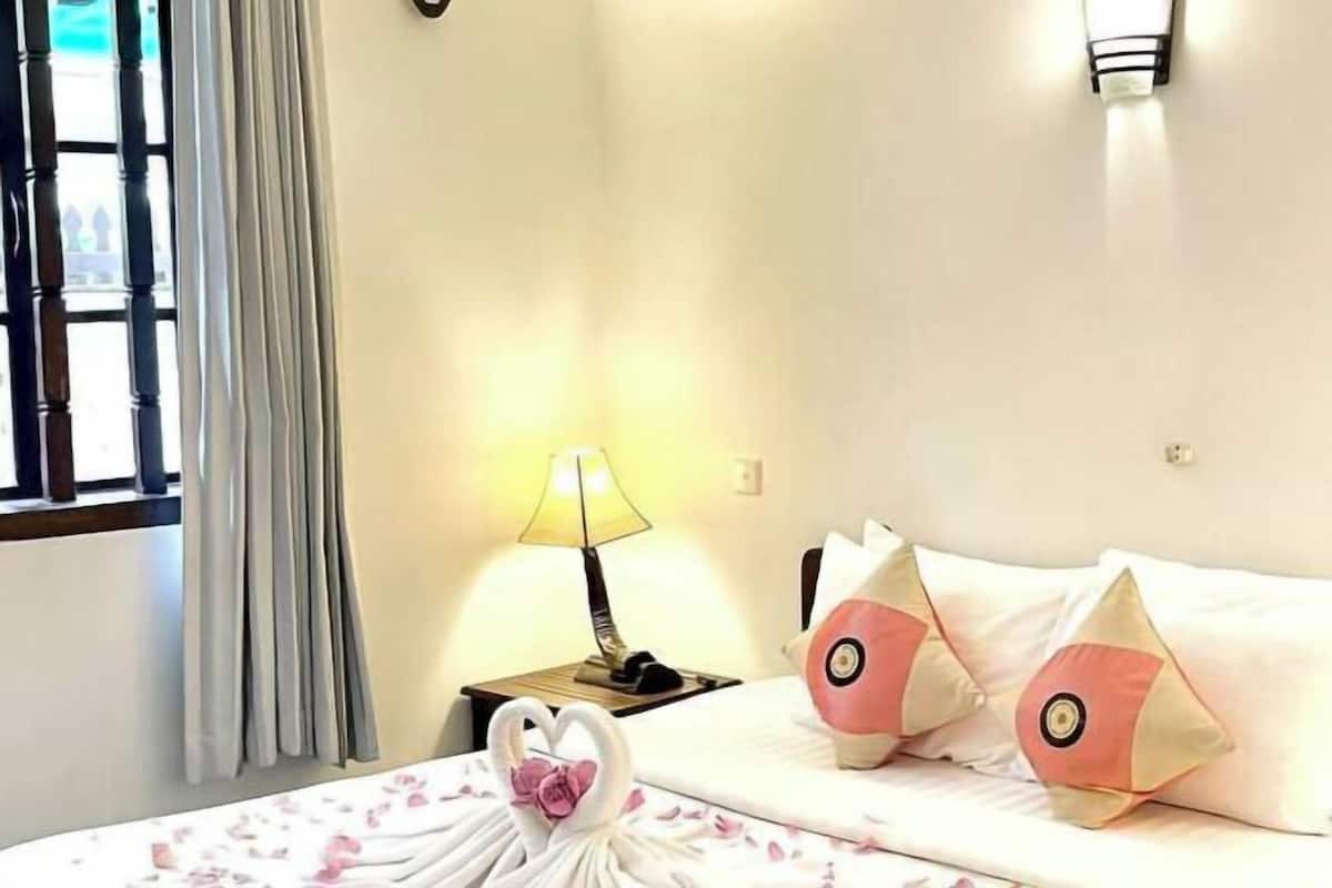 Minibar, desk, WiFi (free), bed sheets