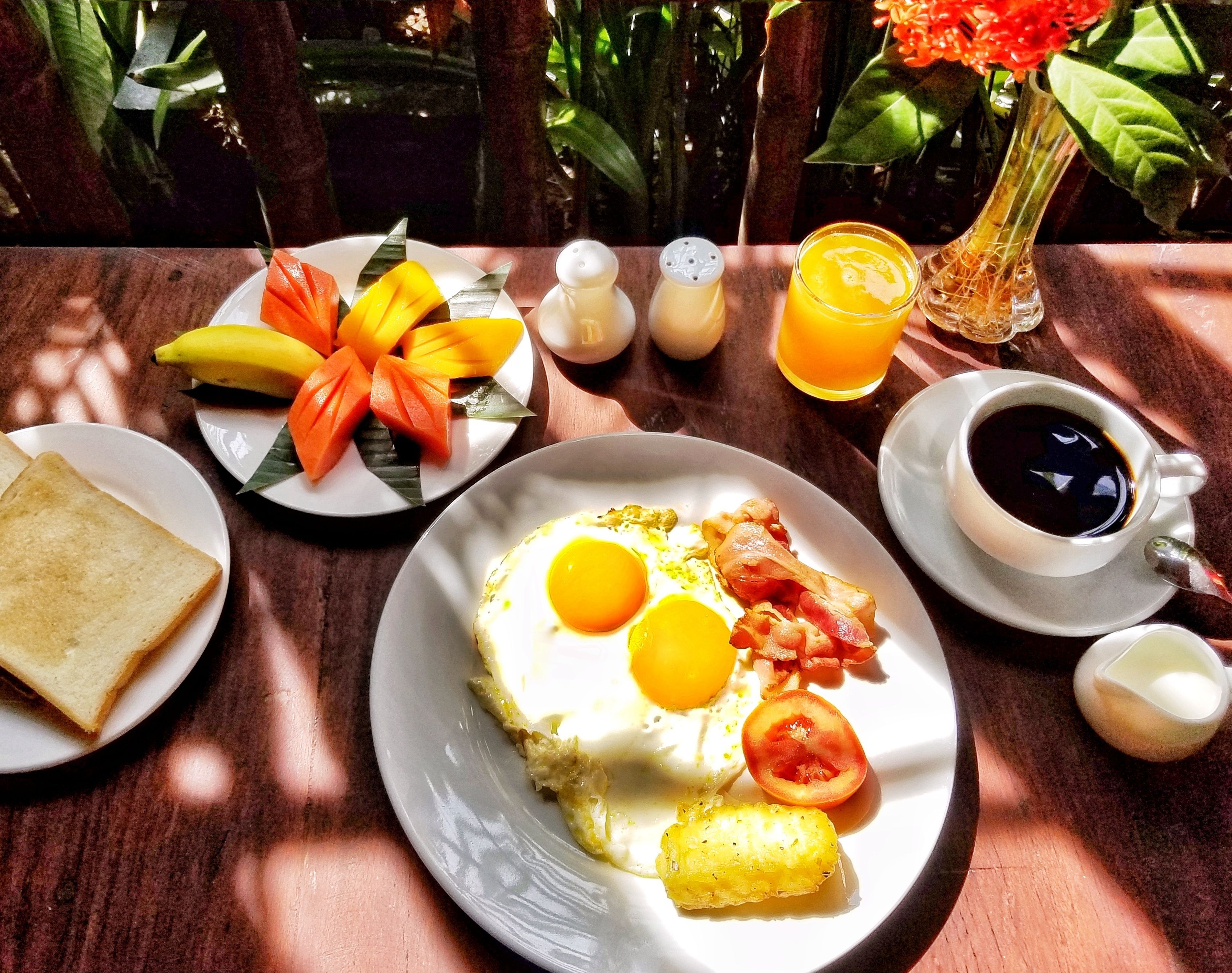 breakfast, lunch and dinner served