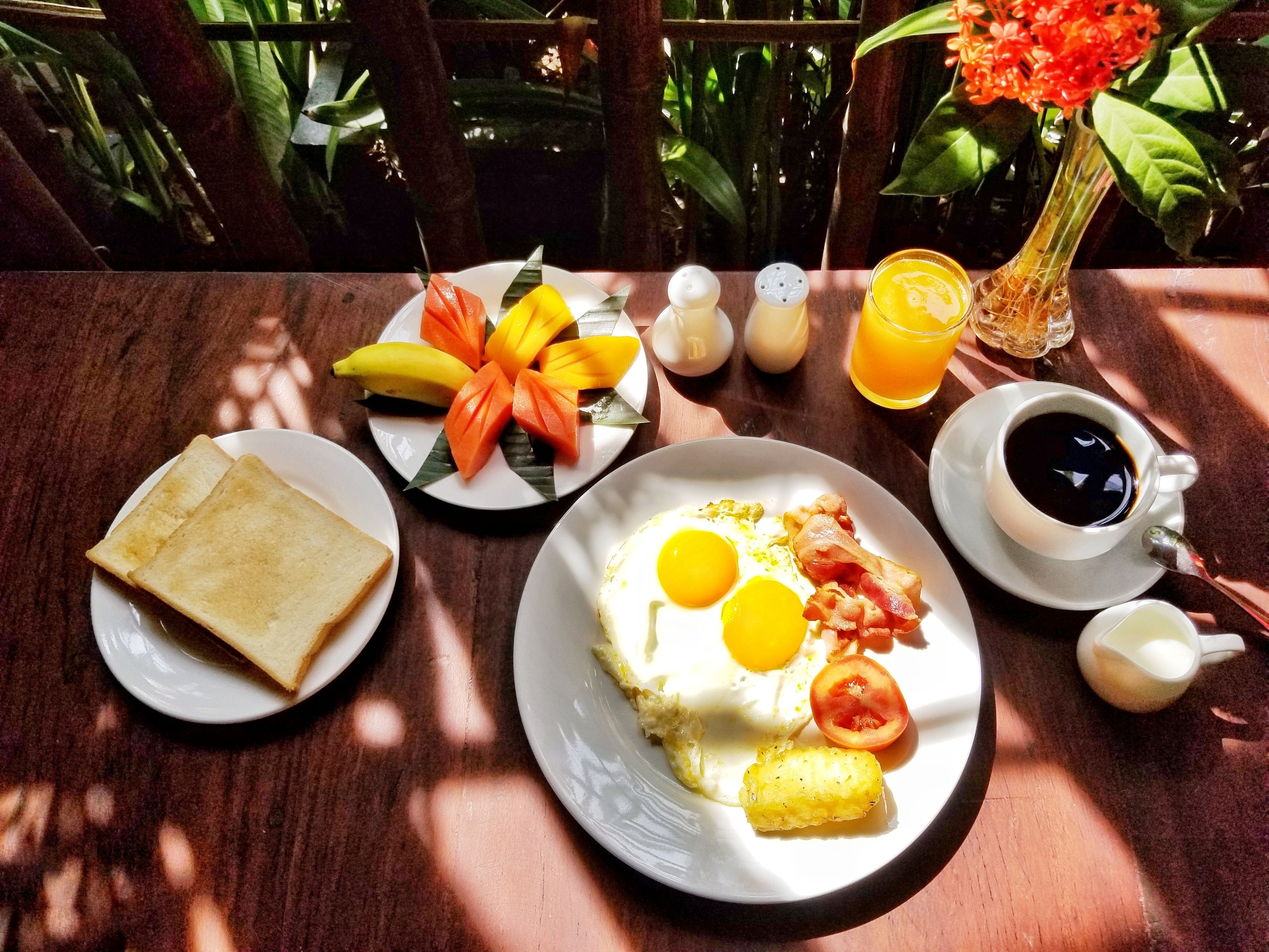 breakfast, lunch and dinner served