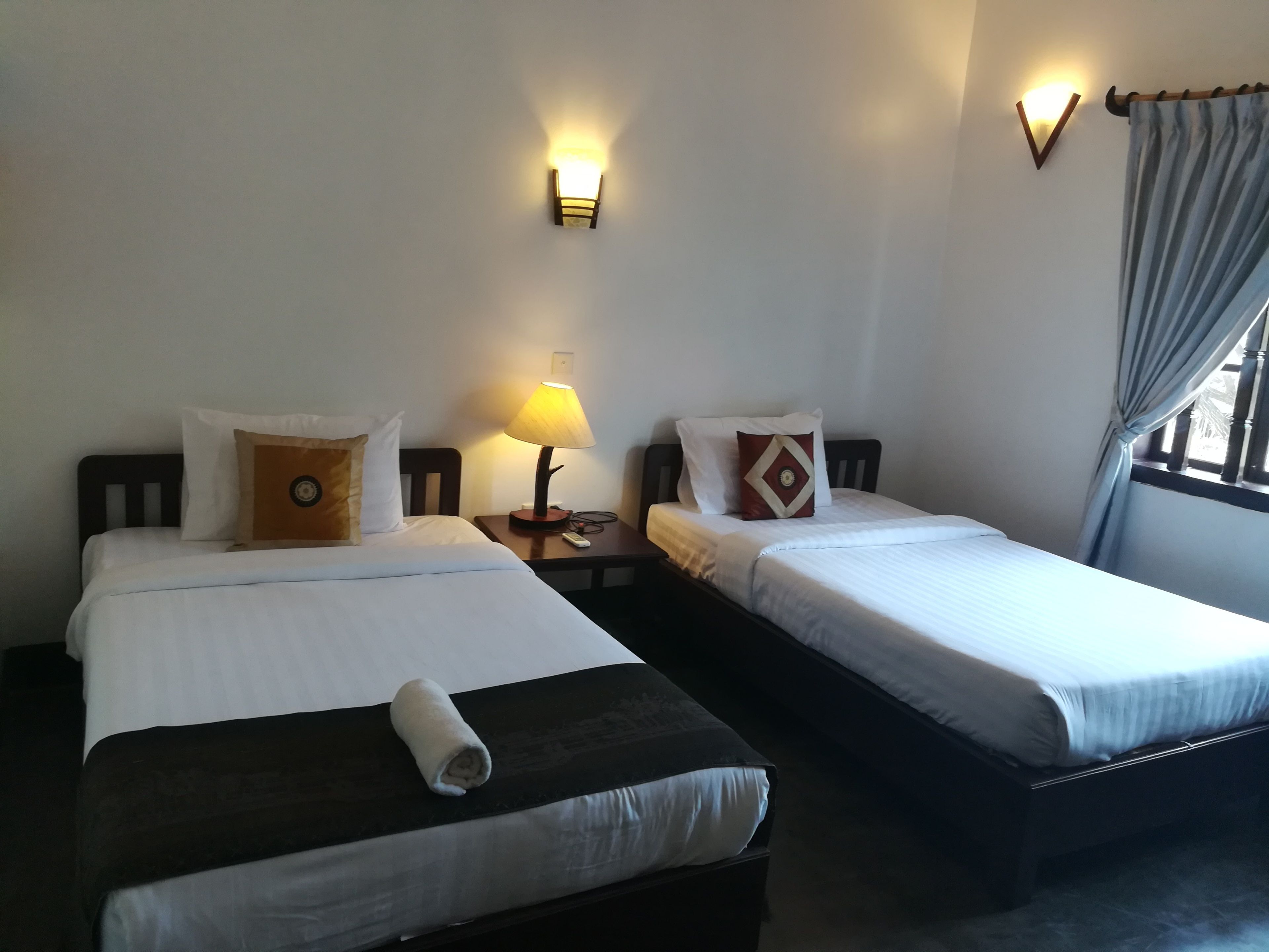 deluxe twin room | minibar, desk, free wifi, bed sheets