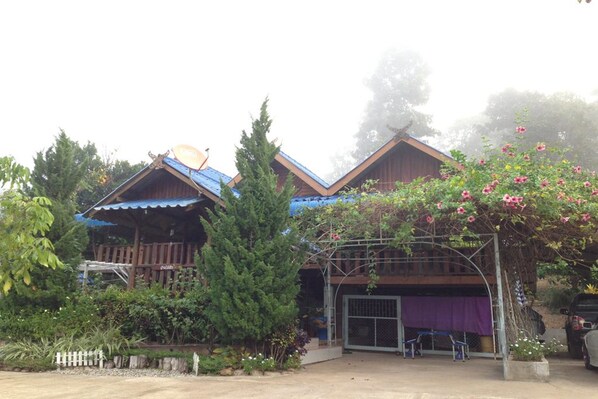 Front of property - Sangsawang Resort (Mae Hong Son)