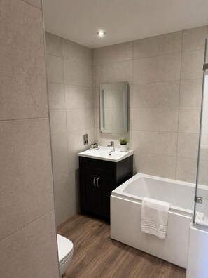 Standard-Doppelzimmer, 1 King-Bett | Badezimmer | Dusche, kostenlose Toilettenartikel, Haartrockner, Bademäntel