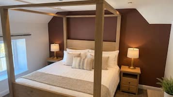 Standard Double Room, 1 King Bed | Individually decorated, individually furnished, desk, blackout curtains